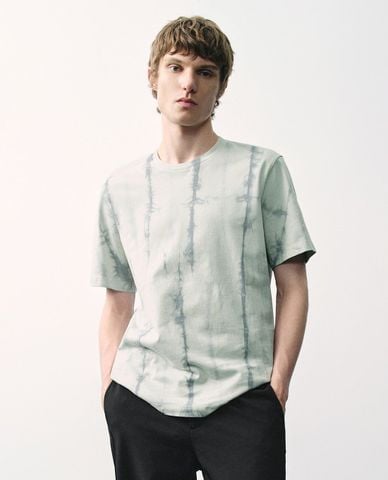  URBAN REVIVO - Áo thun nam cổ tròn tay ngắn cá tính 