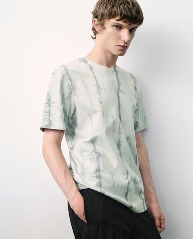  URBAN REVIVO - Áo thun nam cổ tròn tay ngắn cá tính 