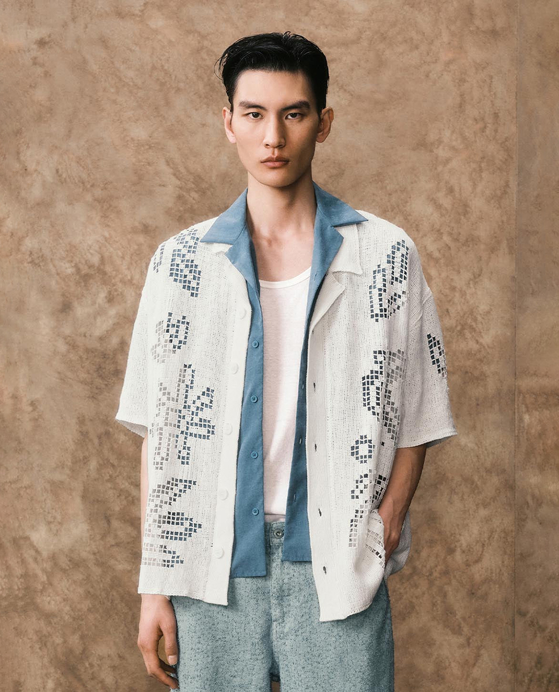 URBAN REVIVO - Áo sơ mi nam tay ngắn họa tiết baroque