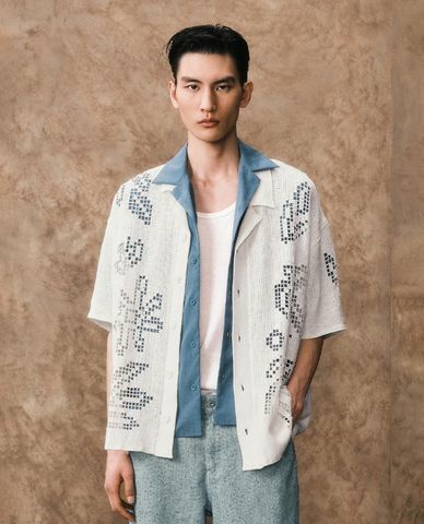  URBAN REVIVO - Áo sơ mi nam tay ngắn họa tiết baroque 