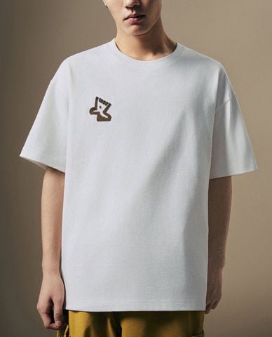  URBAN REVIVO - Áo thun nam cổ tròn tay ngắn phối hình thêu Straight 