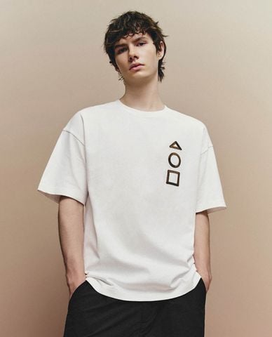  URBAN REVIVO - Áo thun nam cổ tròn tay ngắn phối hình thêu 