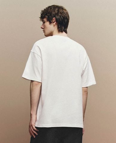  URBAN REVIVO - Áo thun nam cổ tròn tay ngắn phối hình thêu 