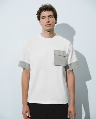  URBAN REVIVO - Áo thun nam cổ tròn tay ngắn phối túi Strick 