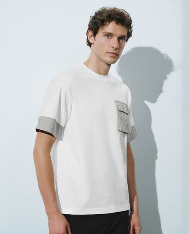  URBAN REVIVO - Áo thun nam cổ tròn tay ngắn phối túi Strick 