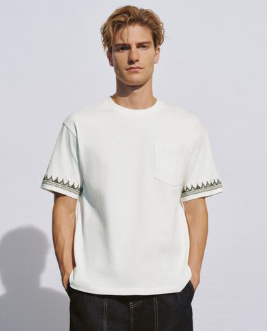  URBAN REVIVO - Áo thun nam cổ tròn tay ngắn hiện đại 