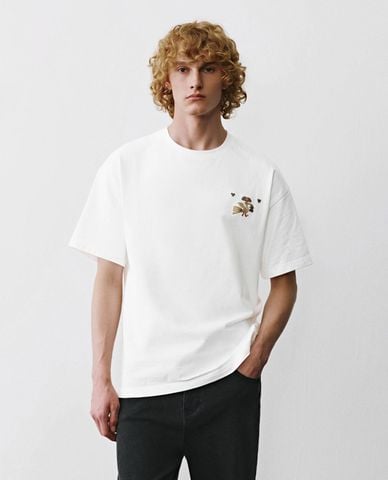  URBAN REVIVO - Áo thun nam cổ tròn in hình hiện đại 