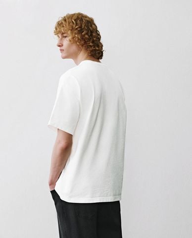  URBAN REVIVO - Áo thun nam cổ tròn in hình hiện đại 