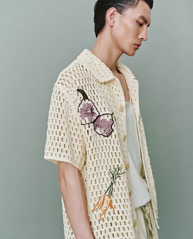  URBAN REVIVO - Áo khoác cardigan nam tay ngắn thêu hoa 