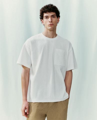  URBAN REVIVO - Áo thun nam cổ tròn tay ngắn phối túi 