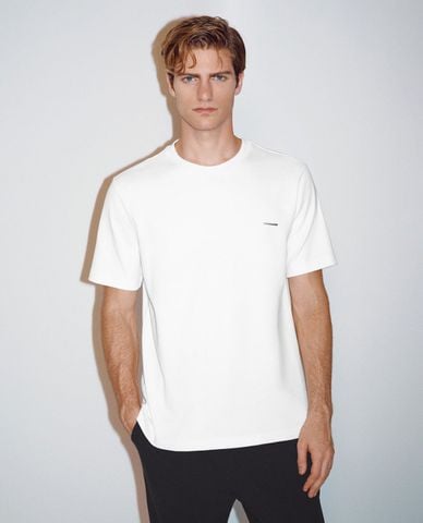  URBAN REVIVO - Áo thun nam cổ tròn tay ngắn hiện đại 