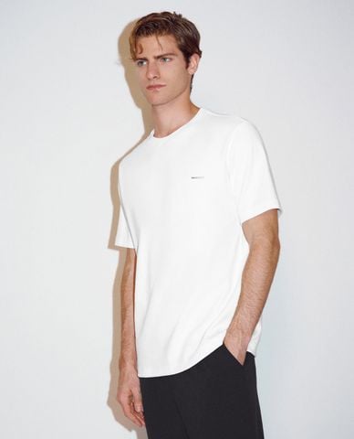  URBAN REVIVO - Áo thun nam cổ tròn tay ngắn hiện đại 