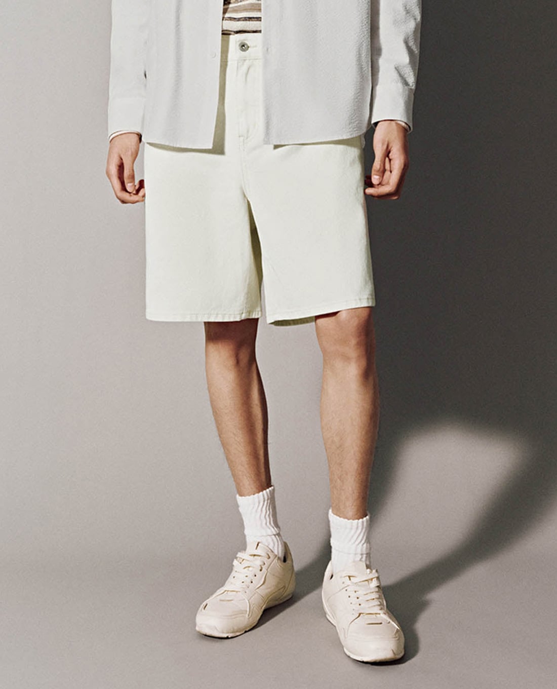 URBAN REVIVO - Quần short jeans nam ngang gối lưng thun