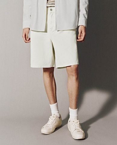  URBAN REVIVO - Quần short jeans nam ngang gối lưng thun 