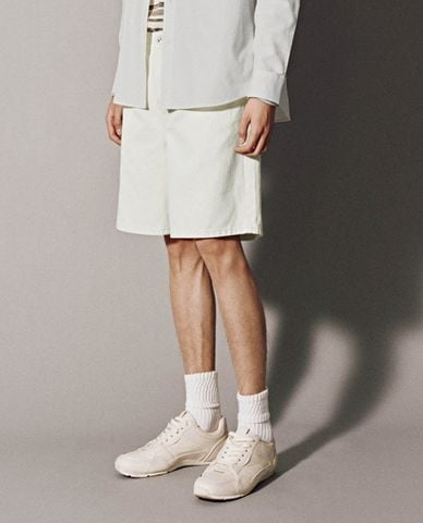  URBAN REVIVO - Quần short jeans nam ngang gối lưng thun 