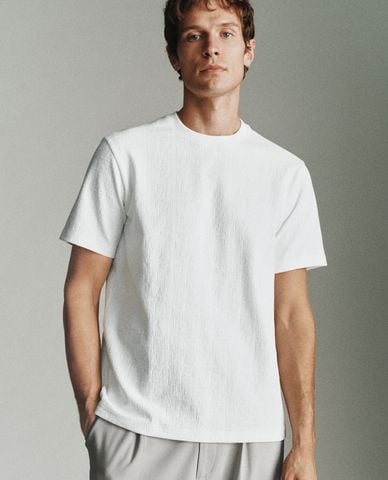  URBAN REVIVO - Áo thun nam cổ tròn tay ngắn Textured 