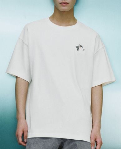  URBAN REVIVO - Áo thun nam cổ tròn tay ngắn Cat Embroidered 