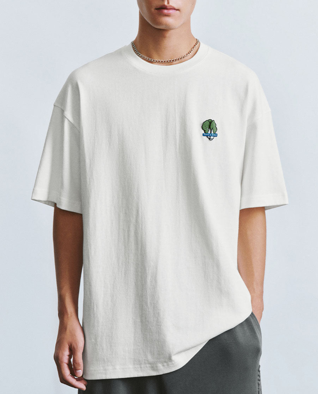 URBAN REVIVO - Áo thun nam cổ tròn tay ngắn phối hình thêu trẻ trung