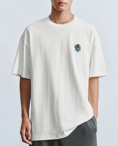  URBAN REVIVO - Áo thun nam cổ tròn tay ngắn phối hình thêu trẻ trung 