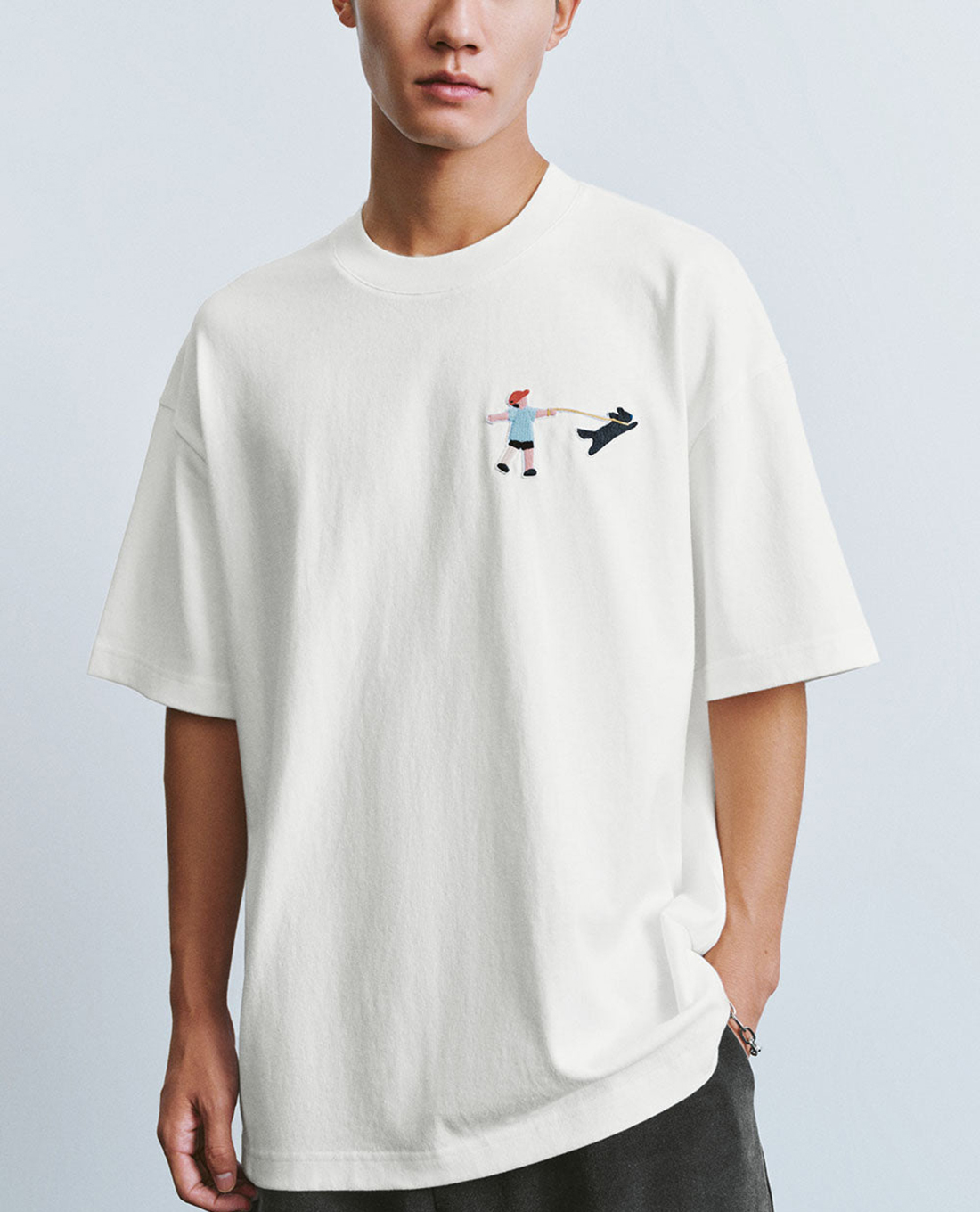 URBAN REVIVO - Áo thun nam cổ tròn tay ngắn Cartoon Embossed