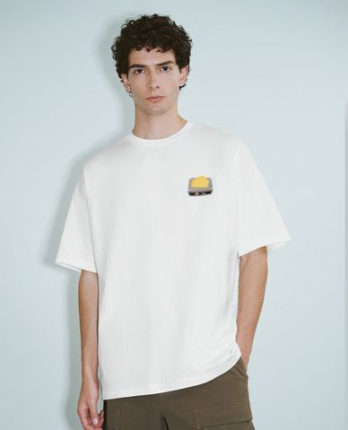  URBAN REVIVO - Áo thun nam cổ tròn tay ngắn phối hình in Straight 