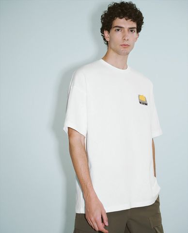  URBAN REVIVO - Áo thun nam cổ tròn tay ngắn phối hình in Straight 