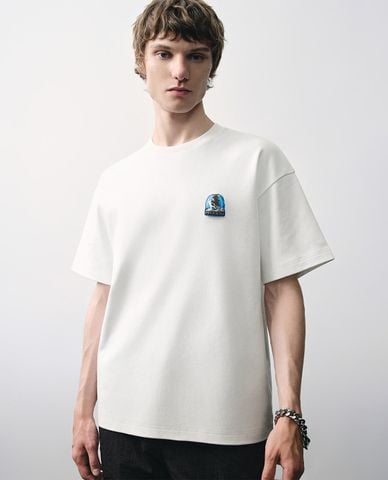  URBAN REVIVO - Áo thun nam cổ tròn tay ngắn phối hình thêu 