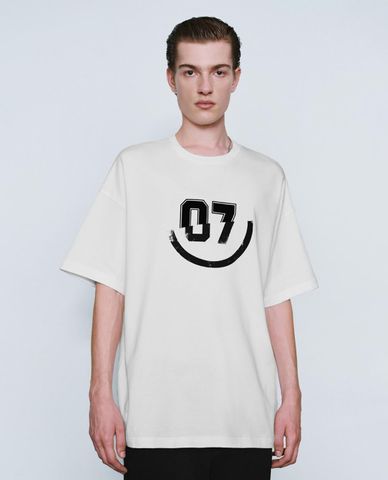  URBAN REVIVO - Áo thun nam cổ tròn tay ngắn họa tiết 