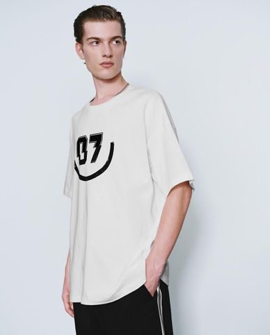  URBAN REVIVO - Áo thun nam cổ tròn tay ngắn họa tiết 