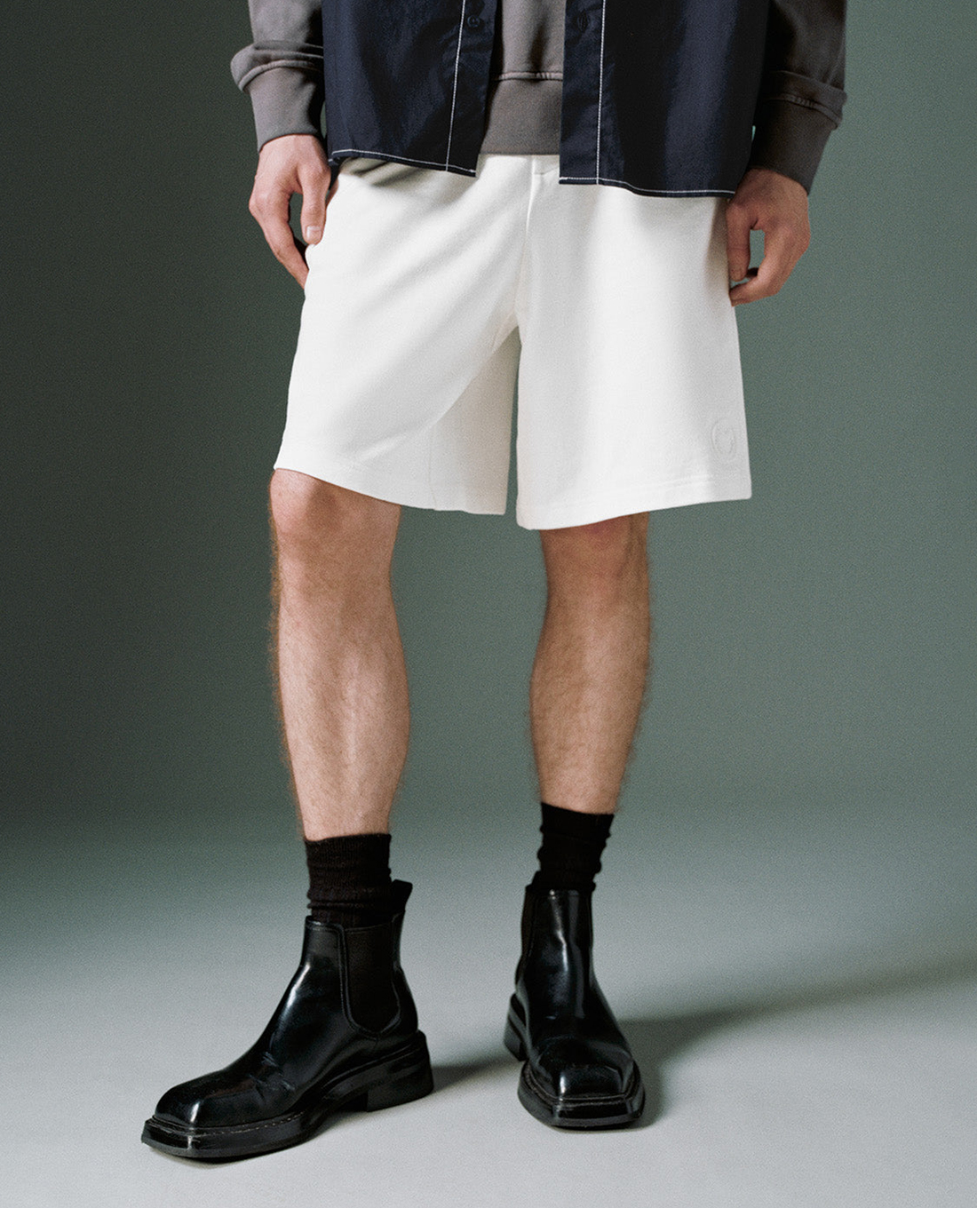 URBAN REVIVO - Quần short nam ngang gối lưng thun Vogue