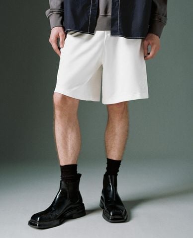  URBAN REVIVO - Quần short nam ngang gối lưng thun Vogue 