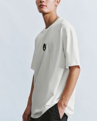  URBAN REVIVO - Áo thun nam cổ tròn tay ngắn phối hình thêu trẻ trung 