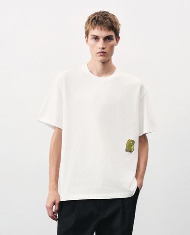  URBAN REVIVO - Áo thun nam cổ tròn tay ngắn in hình 