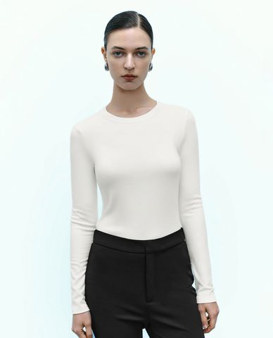  URBAN REVIVO - Áo thun nữ cổ tròn tay dài phom ôm quyến rũ 