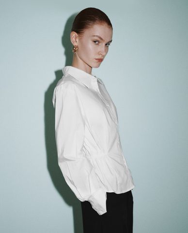  URBAN REVIVO - Áo sơ mi nữ cổ V tay dài chiết eo 