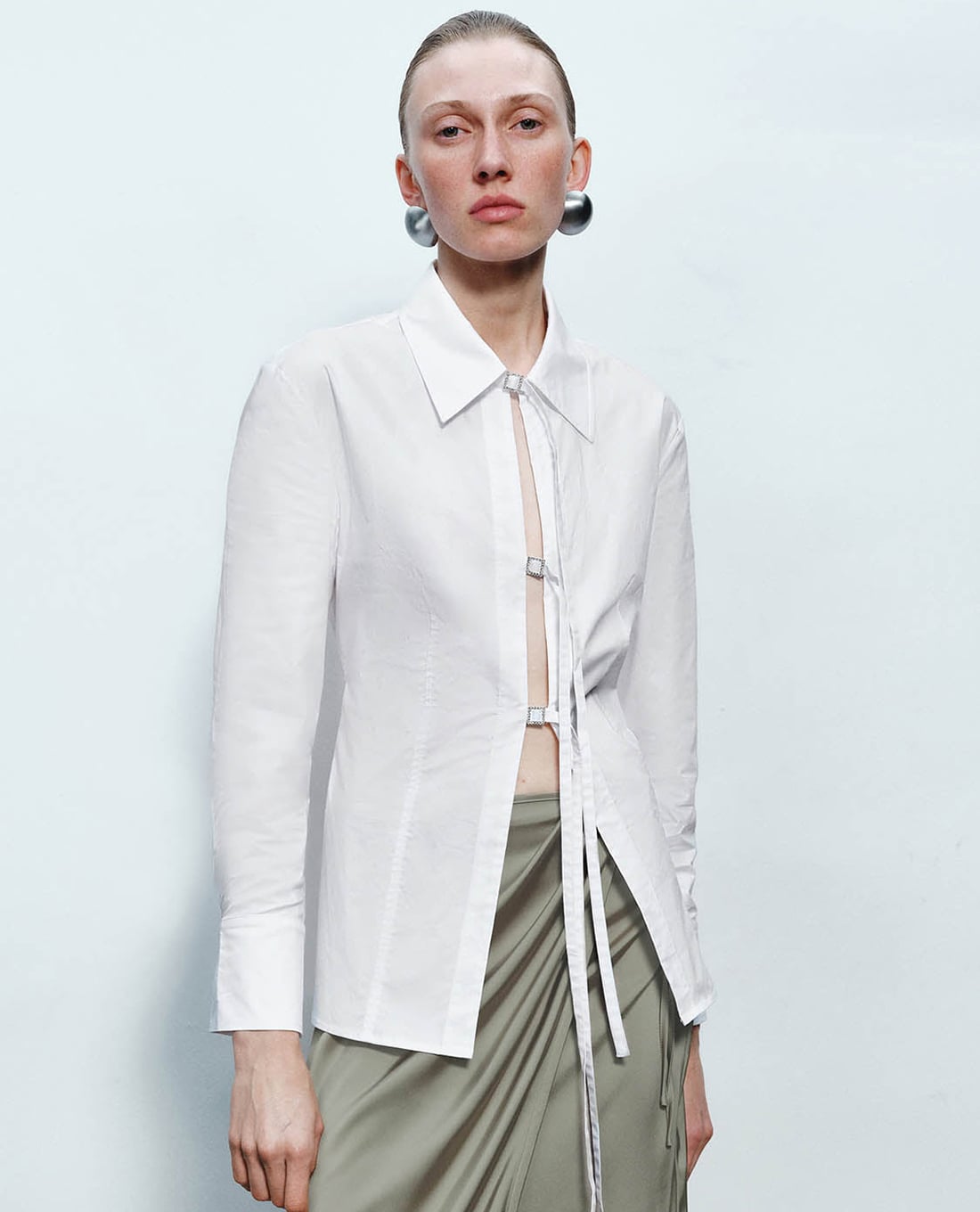 URBAN REVIVO - Áo kiểu nữ cổ bẻ tay dài Lace Up