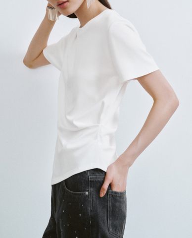  URBAN REVIVO - Áo thun nữ cổ tròn tay ngắn vạt xéo 