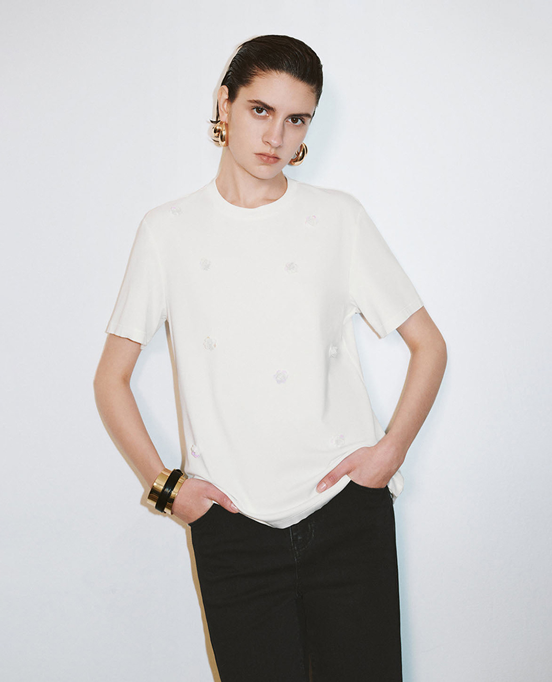 URBAN REVIVO - Áo thun nữ cổ tròn tay ngắn đính hoa