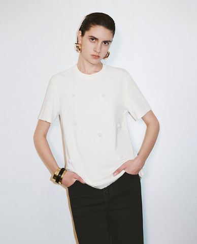  URBAN REVIVO - Áo thun nữ cổ tròn tay ngắn đính hoa 