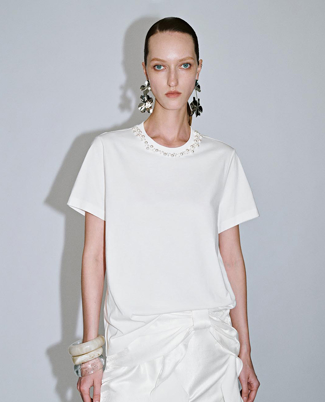 URBAN REVIVO - Áo thun nữ cổ tròn tay ngắn Pearl Decor