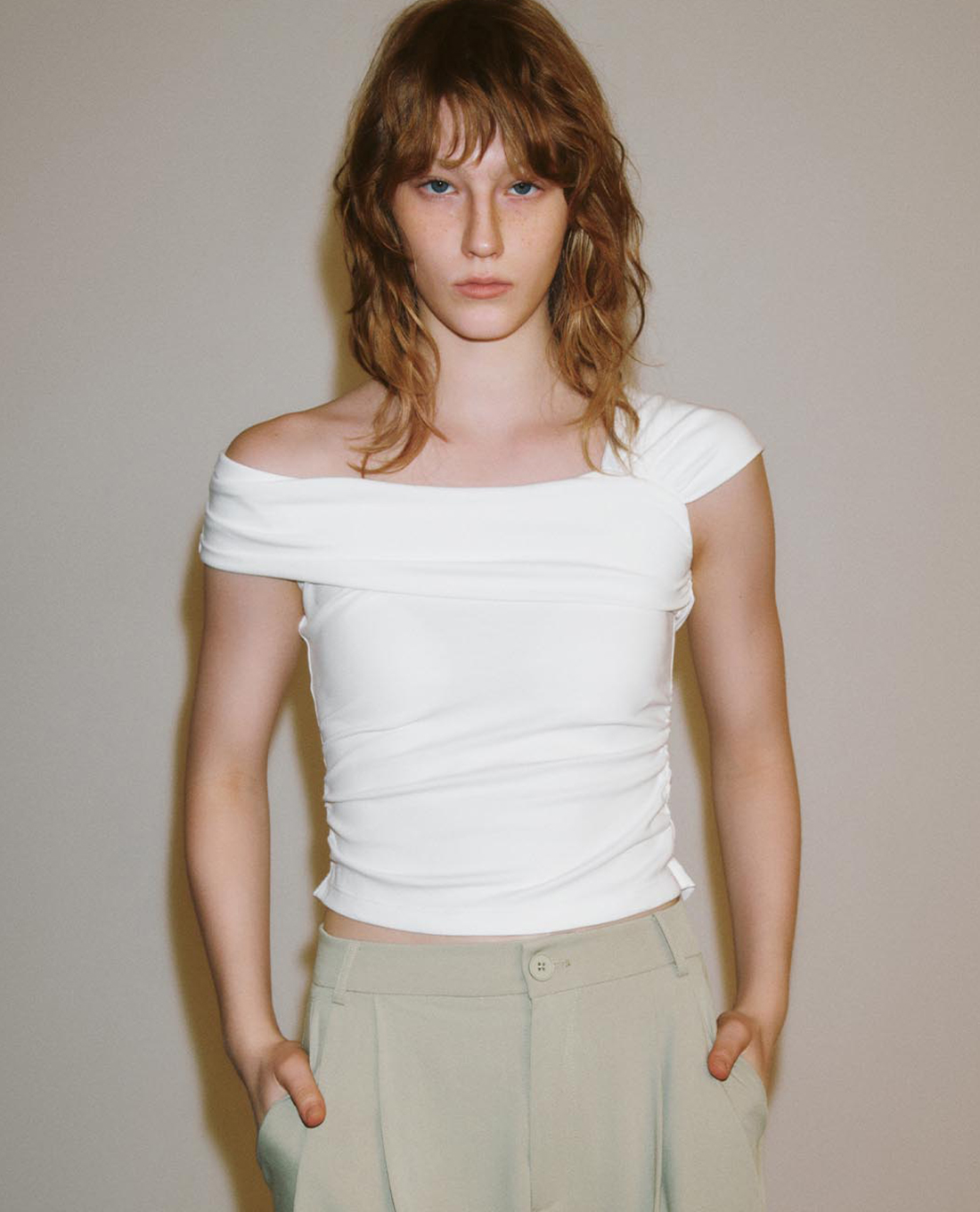 URBAN REVIVO - Áo trễ vai nữ phom ôm cá tính