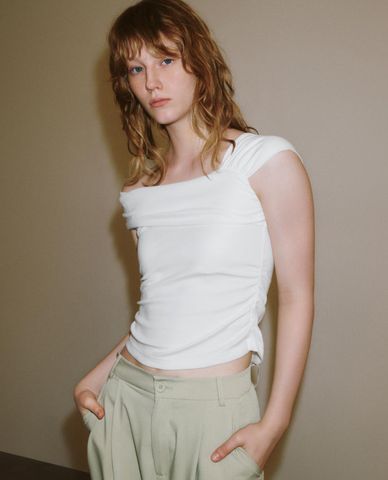  URBAN REVIVO - Áo trễ vai nữ phom ôm cá tính 