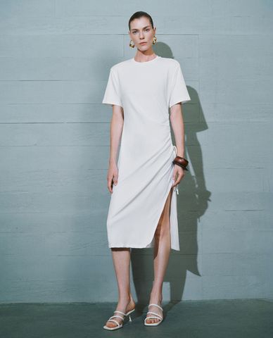  URBAN REVIVO - Đầm midi cổ tròn tay ngắn Ruched Skater 