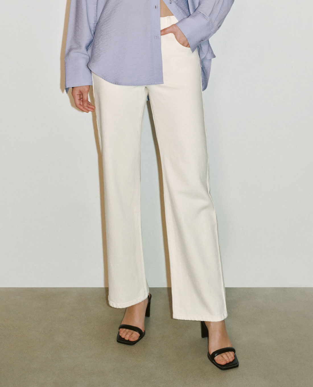 URBAN REVIVO - Quần jeans nữ ống đứng hiện đại