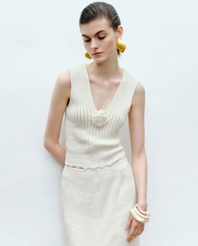  URBAN REVIVO - Áo sát nách nữ dệt kim cổ V phối hoa 