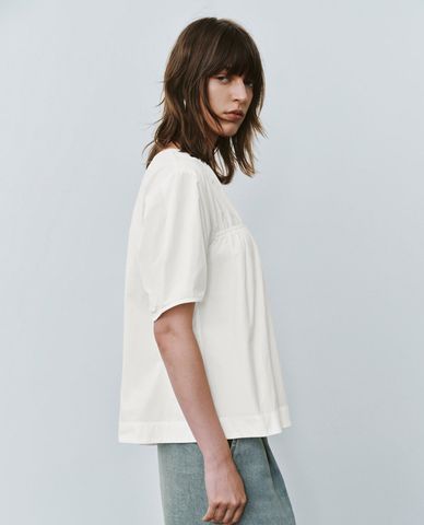  URBAN REVIVO - Áo kiểu nữ cổ V tay ngắn phối bèo nhún 