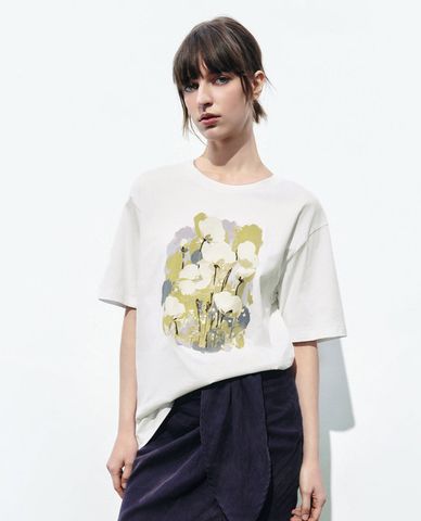  URBAN REVIVO - Áo thun nữ cổ tròn tay ngắn in họa tiết năng động 