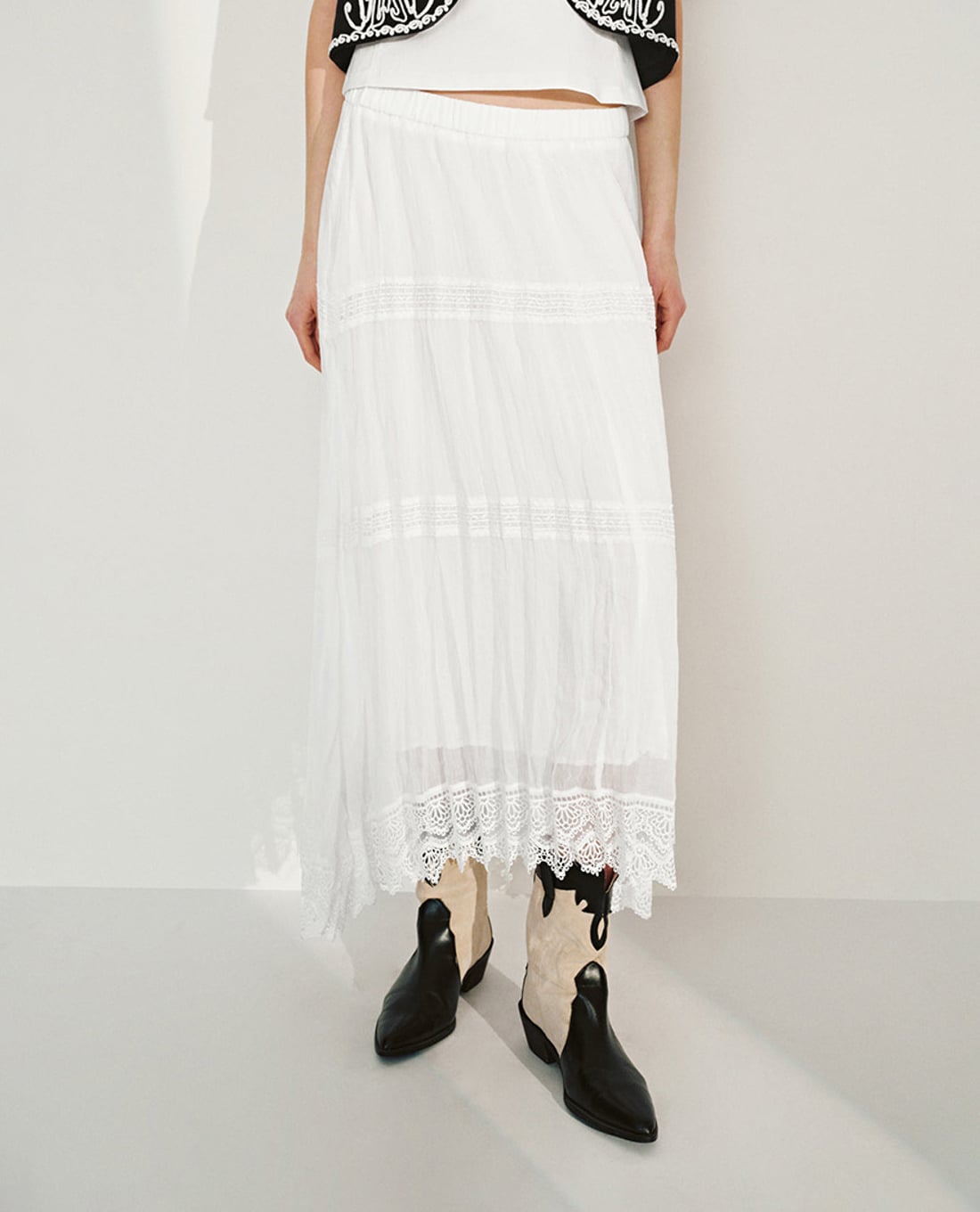 URBAN REVIVO - Chân váy chữ A midi Lace A Line