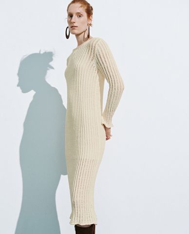  URBAN REVIVO - Đầm dệt kim midi tay dài phom ôm tôn dáng 