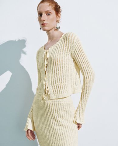  URBAN REVIVO - Áo khoác cardigan nữ cổ tròn tay dài hiện đại 